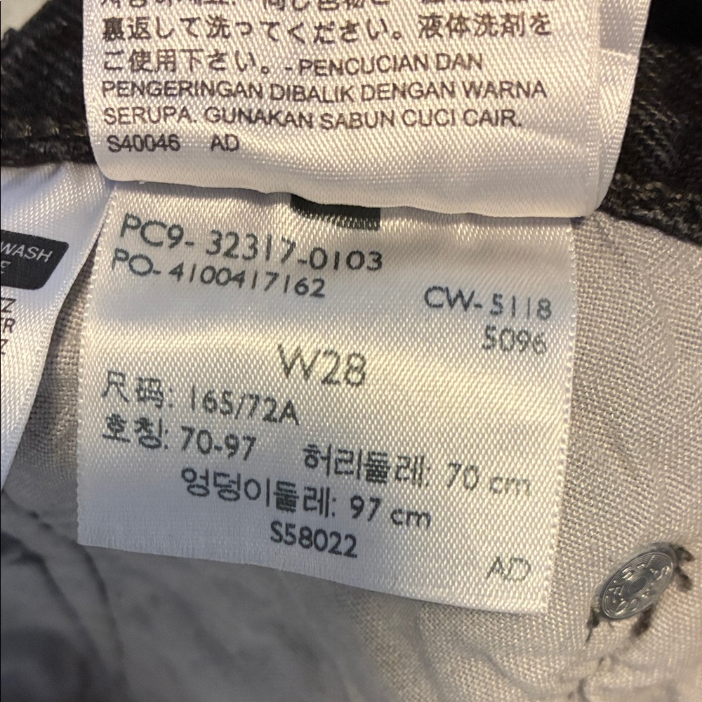 Levi’s denim shorts - Picture 5 of 6